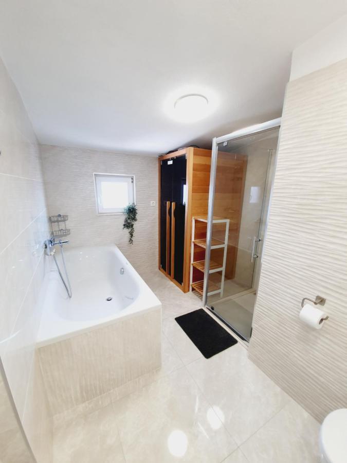 White House Apartments Dugi Rat Exterior photo