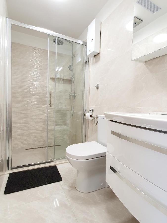 White House Apartments Dugi Rat Exterior photo