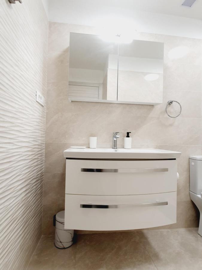 White House Apartments Dugi Rat Exterior photo
