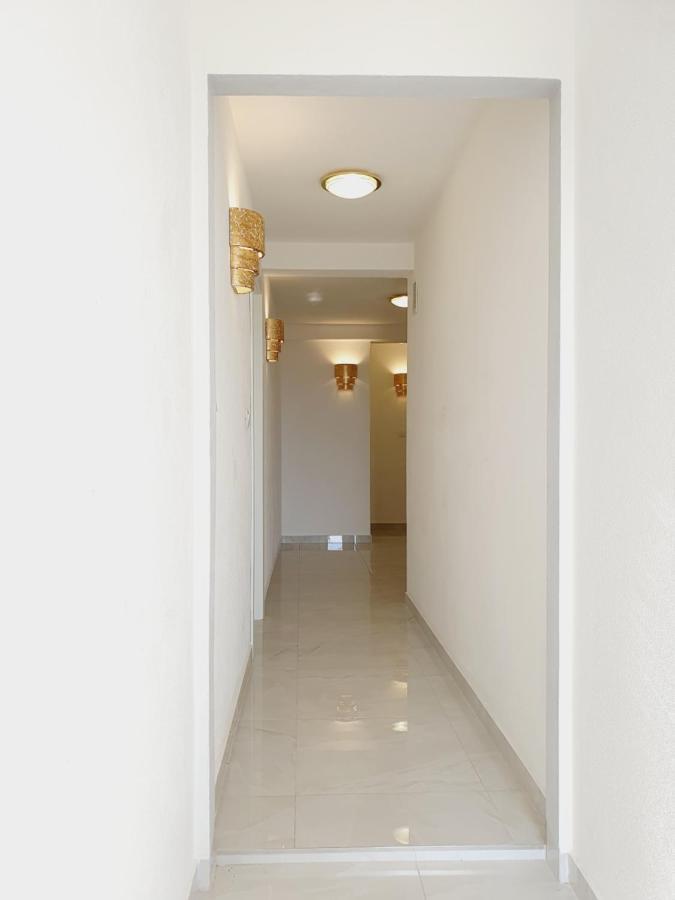 White House Apartments Dugi Rat Exterior photo